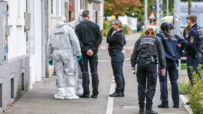 Bei einem Polizeieinsatz in Heidenheim an der Brenz waren zahlreiche Beamte im Einsatz - die Hintergründe waren zunächst unklar.  (Foto: Jason Tschepljakow/dpa)