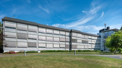 Geplant ist, an der Neustädter Klinik ein neues Bettenhaus anzubauen. Die Gesamtkosten belaufen sich derzeit auf 130 Millionen Euro. (Foto: Mirko Fryska)