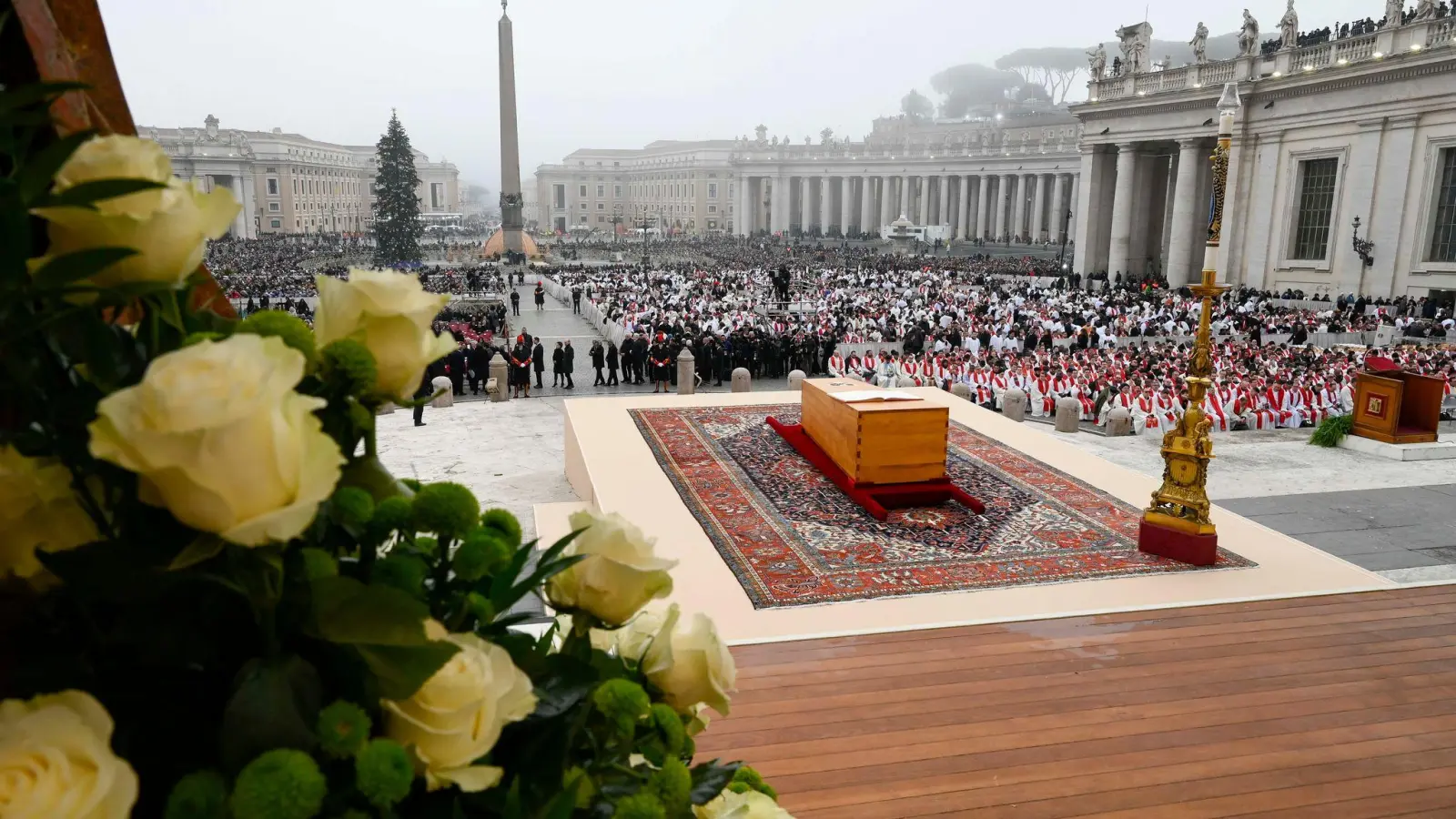2023 wurde Papst Benedikt beigesetzt. Am Samstag ist die Trauerfeier für Papst Franziskus geplant (Archivbild).  (Foto: Vatican Media/Vatican Media/AP/dpa)