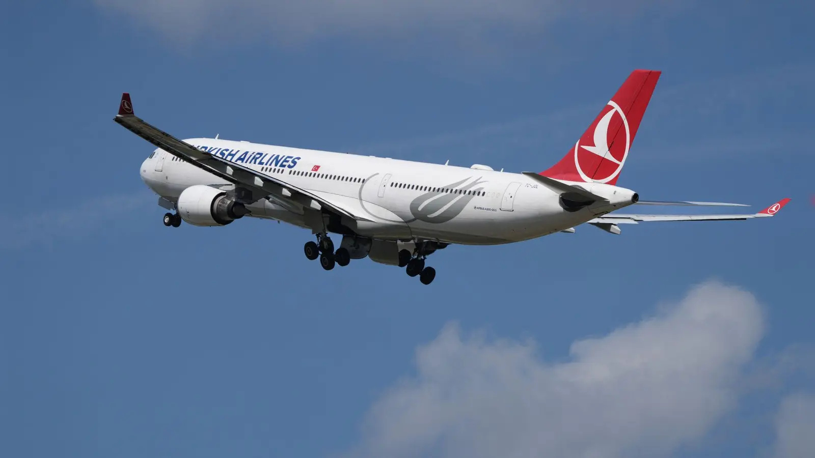 Eine Maschine von Turkish Airlines musste in Barcelona wegen einer „Gefahr an Bord” notlanden. (Archiv-Bild) (Foto: Soeren Stache/dpa)