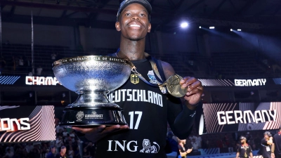 Dennis Schröder mit Pokal und Goldmedaille. (Foto: Matthias Stickel/dpa)