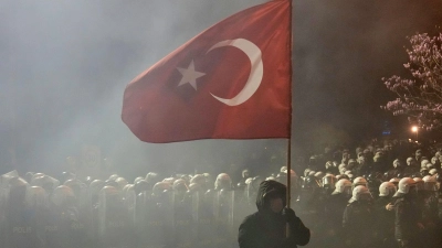 Seit Tagen wird gegen die Festnahme von Ekrem Imamoglu protestiert.  (Foto: Khalil Hamra/AP/dpa)