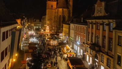Stimmungsvolle Budenstadt: Der Ansbacher Weihnachtsmarkt entwickelt seinen Zauber im historischen Ambiente. (Foto: Evi Lemberger)