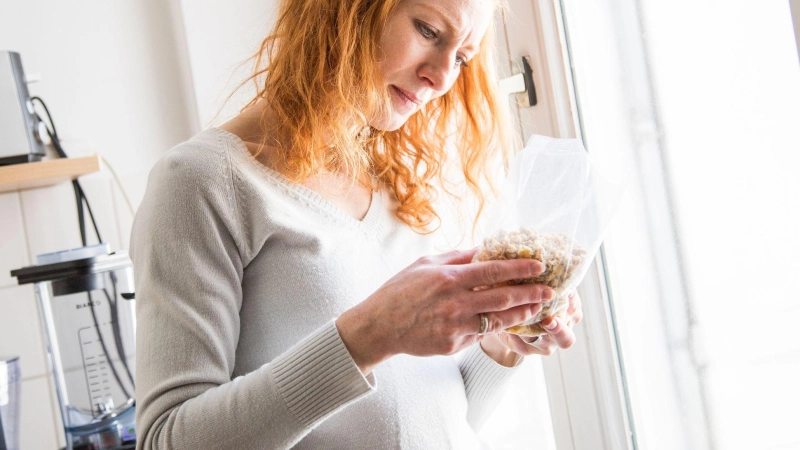 Motten im Müsli? Lebensmittelschädlinge wird man nur dann los, wenn man alle befallenen Vorräte entsorgt und die Schränke gründlich reinigt. (Foto: Christin Klose/dpa-tmn)