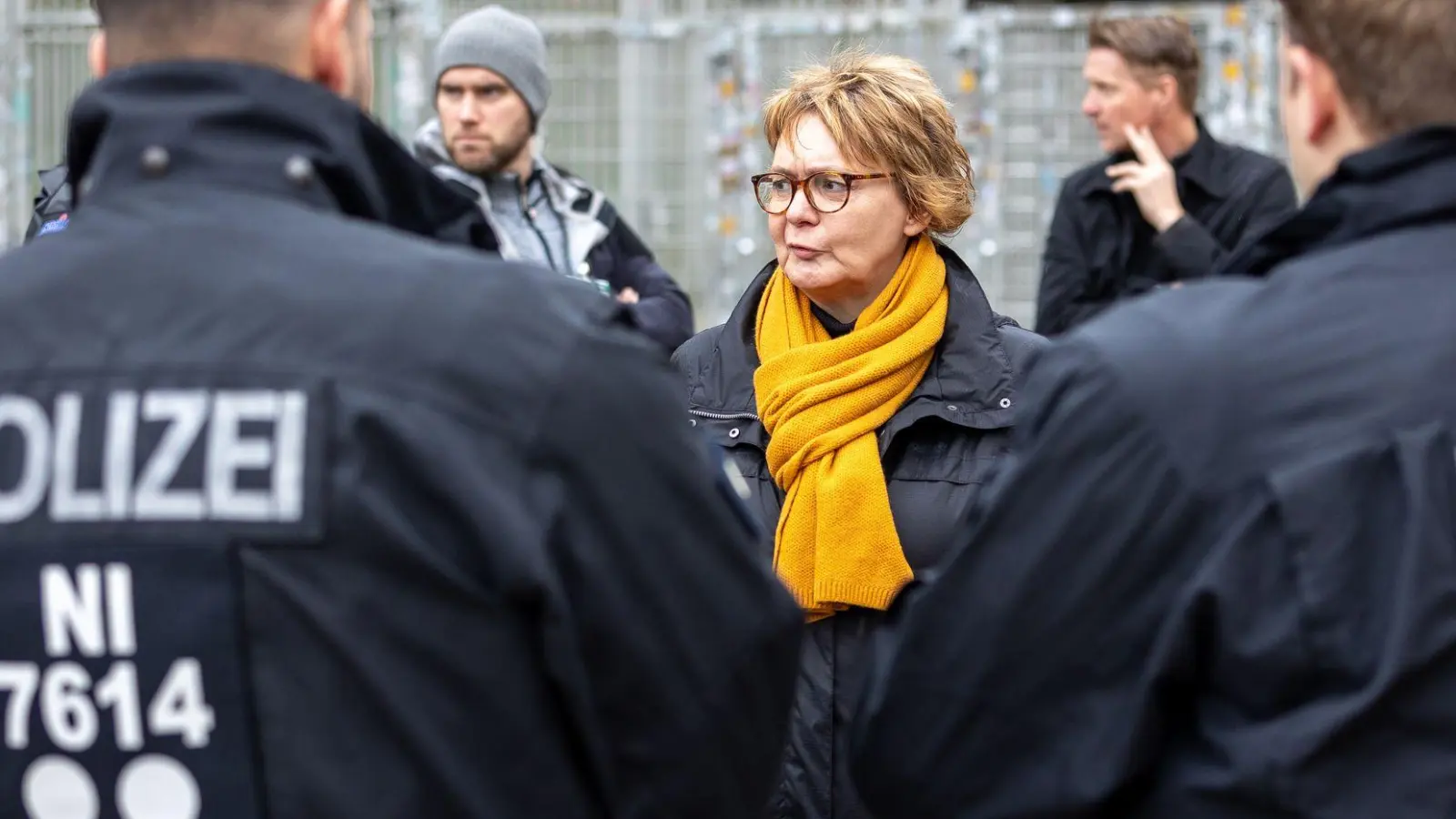 Niedersachsens Innenministerin Behrens hatte in den vergangenen Monaten auf einen Ausschluss aller Gästefans beim Derby Braunschweig gegen Hannover gedrängt. (Archivbild) (Foto: Moritz Frankenberg/dpa)