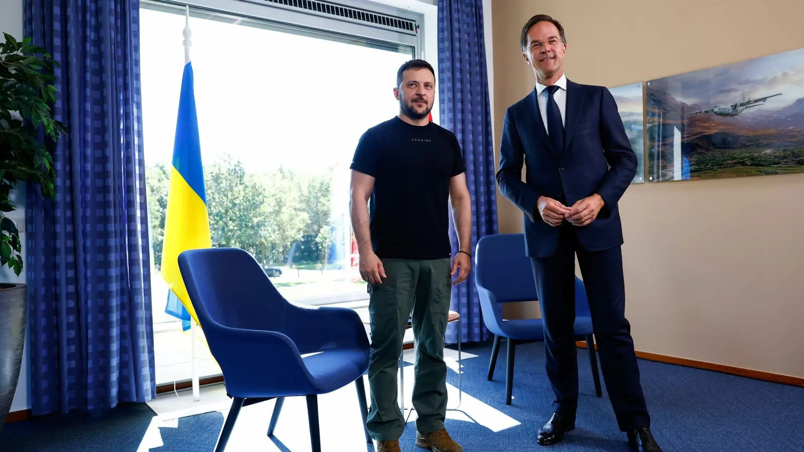 Wolodymyr Selenskyj (l.) trifft den niederländischen Ministerpräsidenten Mark Rutte. (Foto: Piroschka Van De Wouw/Pool Reuters/AP/dpa)