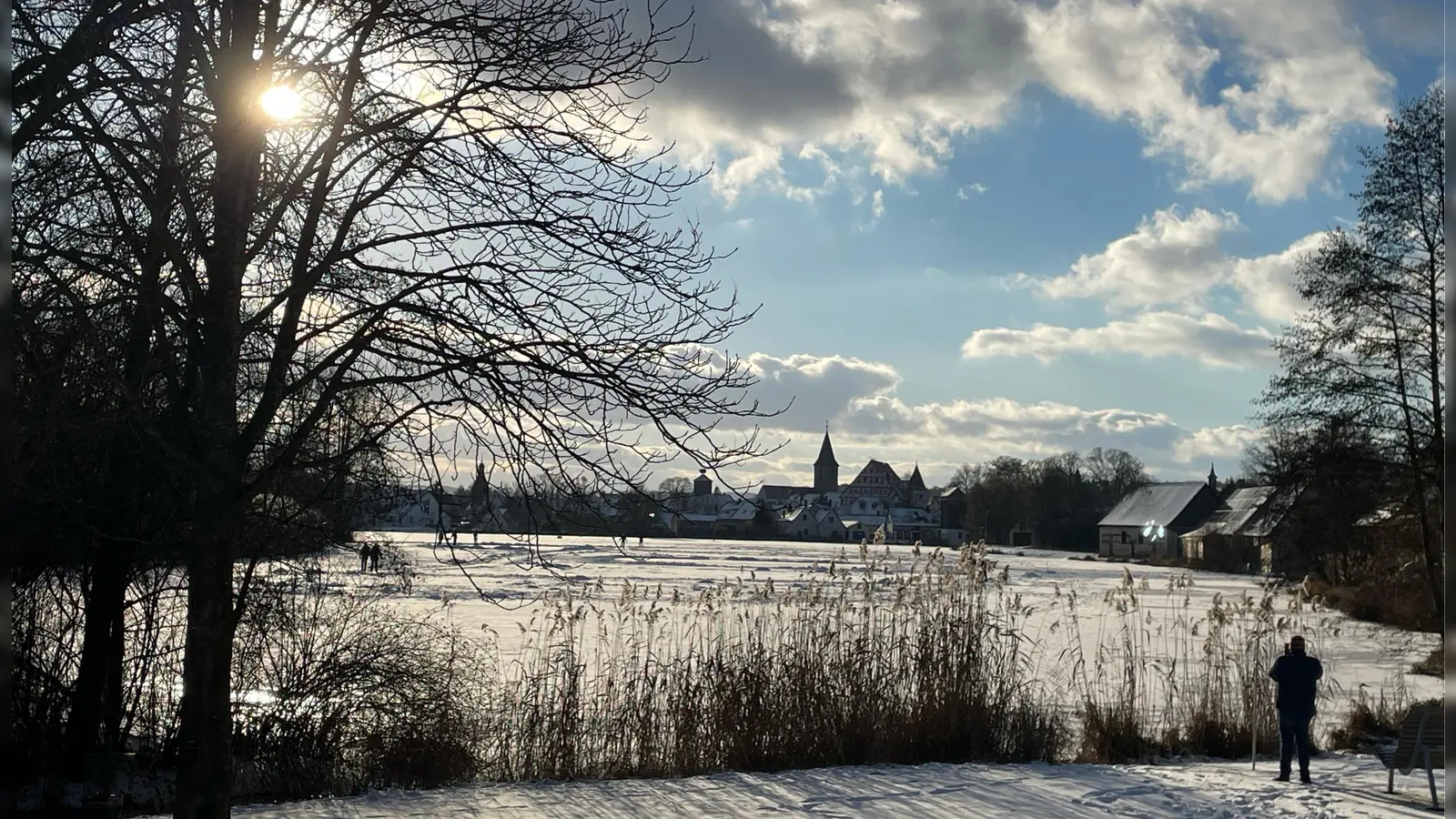 Der Stadtweiher Leutershausen war das Ziel vieler Spaziergänger.  (Foto: Hans Betscher)