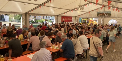 Entspannte Atmosphäre im Festzelt. (Foto: Kirchweihfreunde Archshofen)