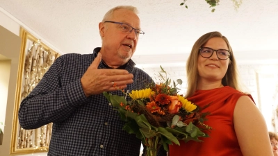 Die SPD Wilhermsdorf nominierte einstimmig die 20-jährige Studentin und wissenschaftliche Mitarbeiterin Magdalena Mitländer zur Bürgermeisterkandidatin 2026. Der Ortsvorsitzende Herbert Kropstat gratulierte herzlich. (Foto: Heinz Wraneschitz)