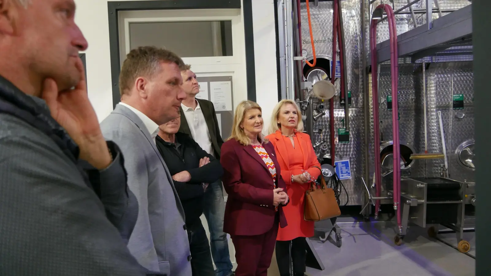 Tamara Bischof, Dr. Birgit Kreß, Robert Kistner, Günther Dürr (verdeckt) und Matthias Schwarz (von rechts) bei der Besichtigung des Bullenheimer Winzerbetriebs Dürr. (Foto: Ulli Ganter)