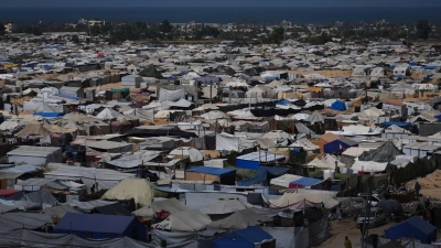 Überblick über ein Zeltlager in Muwasi, einem Gebiet, das Israel als sichere Zone ausgewiesen hat, in Chan Junis im südlichen Gazastreifen. (zu dpa: «Warten auf Hamas-Antwort - Trump setzt Frist») (Foto: Jehad Alshrafi)