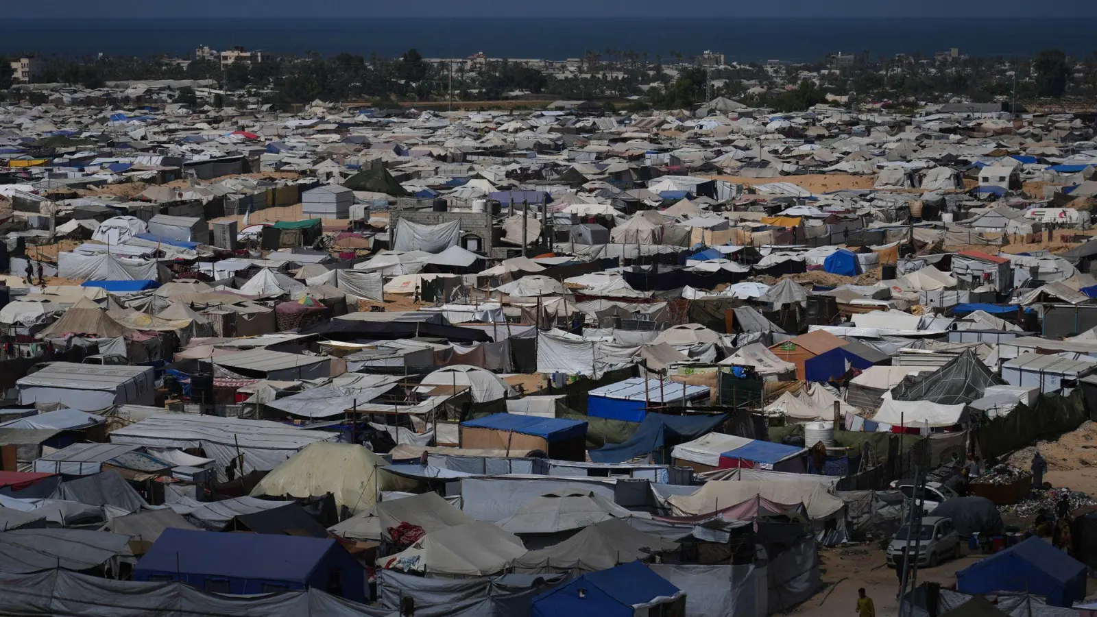 Überblick über ein Zeltlager in Muwasi, einem Gebiet, das Israel als sichere Zone ausgewiesen hat, in Chan Junis im südlichen Gazastreifen. (zu dpa: «Warten auf Hamas-Antwort - Trump setzt Frist») (Foto: Jehad Alshrafi)