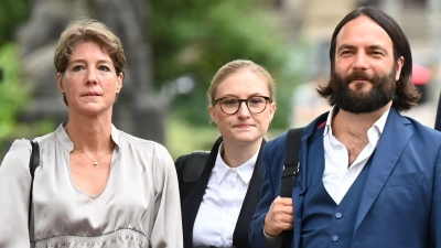 Die Angeklagte Christina Block und ihre Anwälte auf dem Weg ins Gericht. (Foto: David Hammersen/dpa)