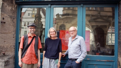 Künstlerbund-Kassier Bernhard Karlstetter (links), die Vorsitzende Luise Limburg und Dr. Mathias Braun, der zweite Vorsitzende, freuen sich auf die Zukunft des Vereins. (Foto: Irmeli Pohl)