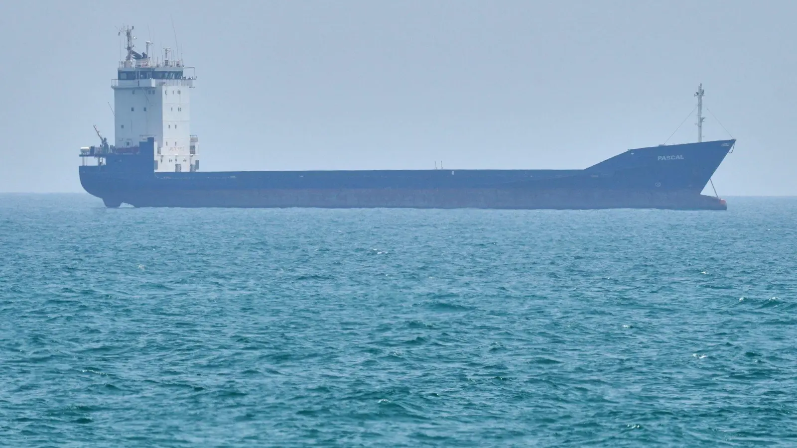 Das US-Militär greift nach eigenen Angaben zwei weitere unter iranischer Flagge fahrende Tanker an. (Symbolbild) (Foto: Asghar Besharati/AP/dpa)