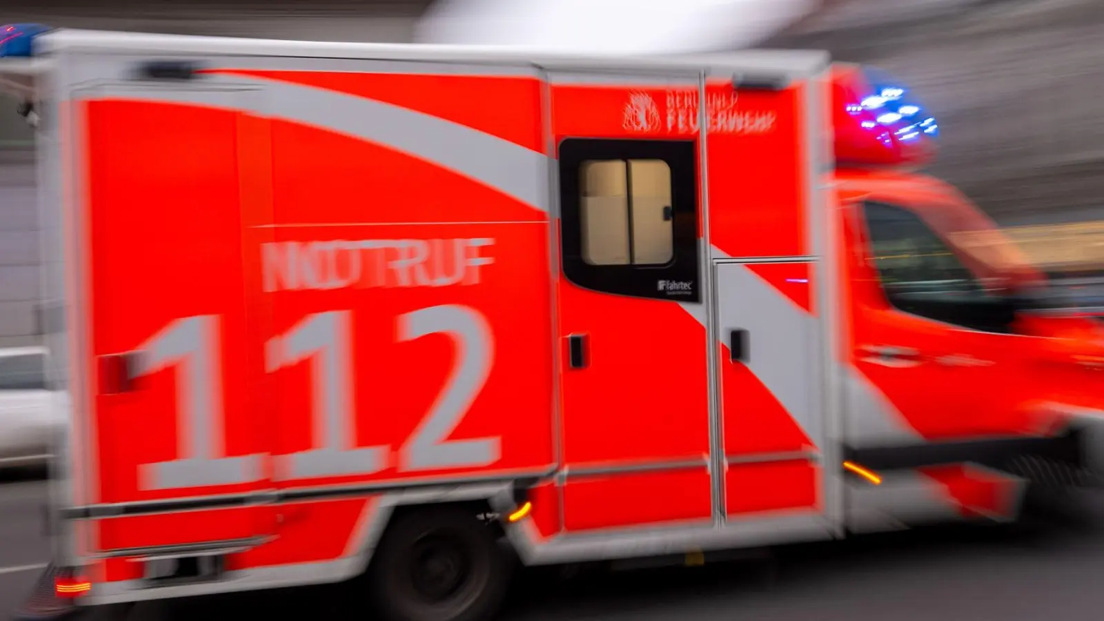 Die Berliner Feuerwehr versorgt Verletzte in den Gropiuspassagen. (Symbolbild) (Foto: Monika Skolimowska/dpa)