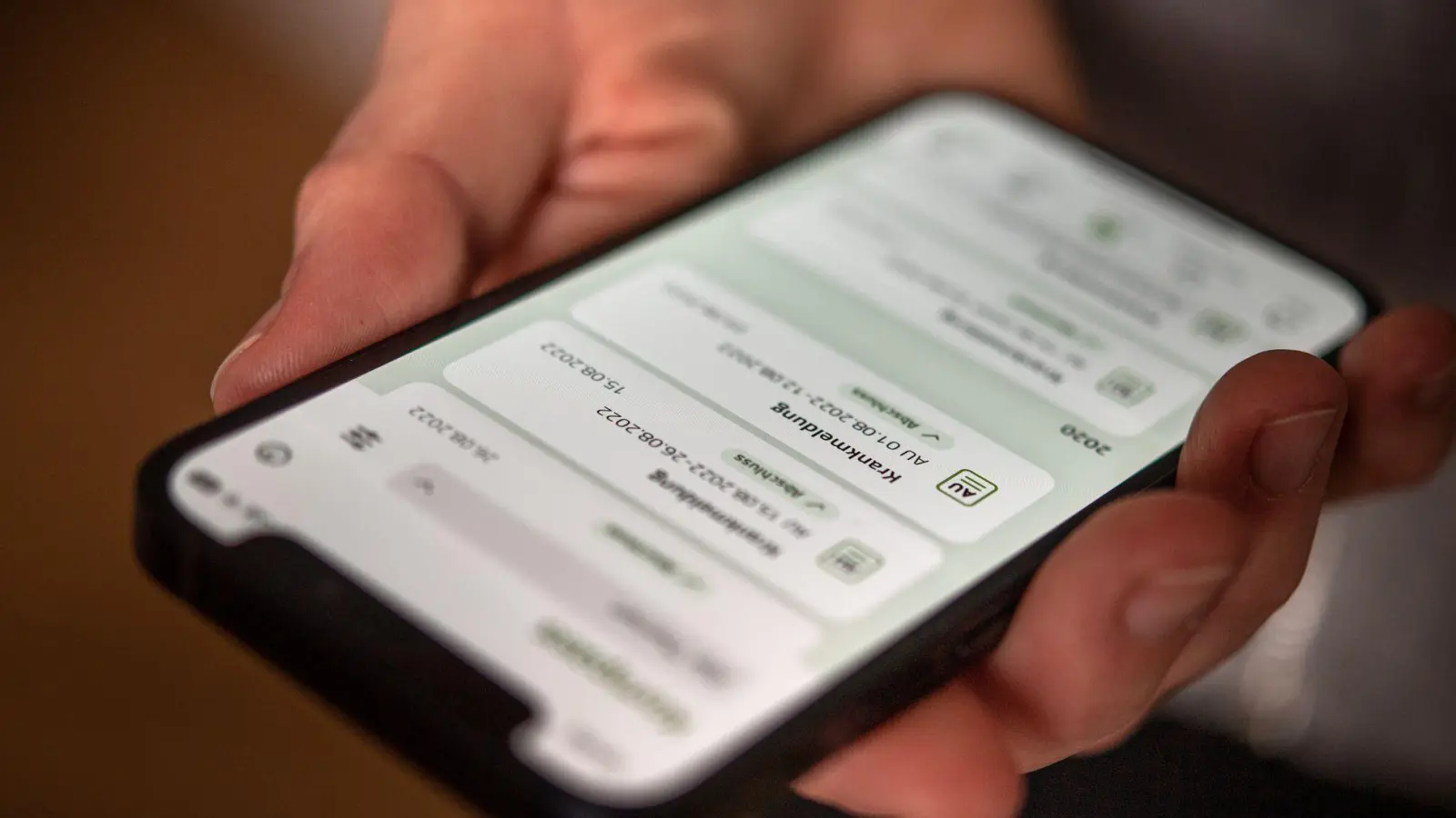 Tritt während einer bestehenden Arbeitsunfähigkeit eine weitere Erkrankung auf, die sich unmittelbar anschließt, wird die Sechs-Wochen-Frist nicht neu ausgelöst. (Foto: Zacharie Scheurer/dpa-tmn)