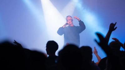 Der Gospelrapkünstler E.R. präsentierte seine Songs auf der Bühne und begeisterte das Publikum.  (Foto: drewgraphy/Andrew Laue)