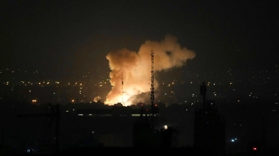 Nach einer Explosion in Teheran steigt Rauch auf. (Foto: Vahid Salemi/AP/dpa)