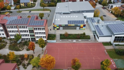 Hier, auf dem Sportplatz südlich des Musiksaals, soll es entstehen – das neue Grundschulgebäude des Schulverbands Dietenhofen-Rügland. Nach einigen Irritationen und erneuten Beratungen stellten sich die Gemeinderäte beider Kommunen einstimmig hinter das Projekt. (Foto: Yvonne Neckermann)