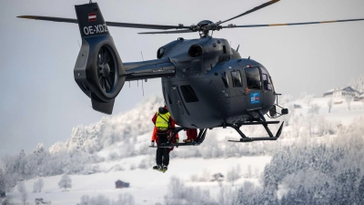 Der Oberbayer wurde nach dem tödlichen Sturz auf der roten Piste von Einsatzkräften geborgen. (Symbolbild) (Foto: Liebl Daniel/Tiroler Tageszeitung/dpa)