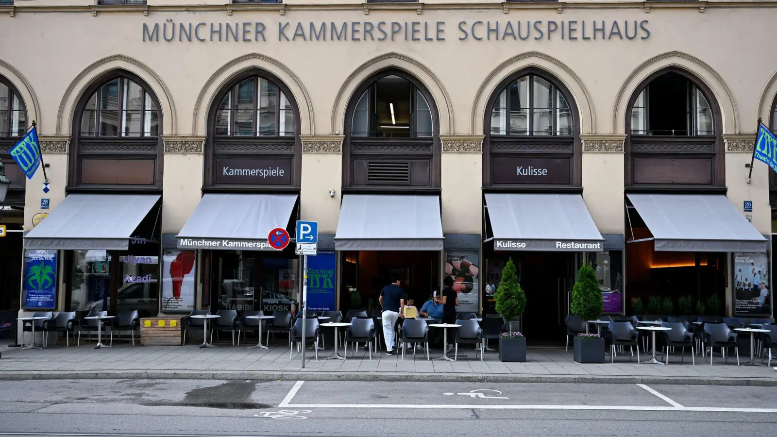 Die Münchner Kammerspiele im Stadtzentrum an der edlen Maximilianstraße - unweit vom Hofbräuhaus - sind zum „Theater des Jahres“ gekürt worden. (Foto: Sven Hoppe/dpa)