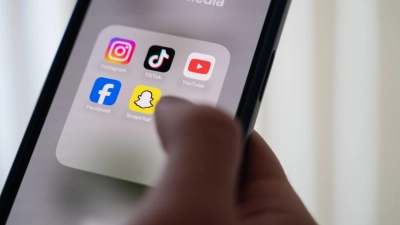 Tiktok, Instagram &amp; Co. für Kinder unter 14 Jahren verbieten? BLLV-Präsidentin Fleischmann hält diese Idee für nachvollziehbar, aber unrealistisch. (Symbolbild) (Foto: Alicia Windzio/dpa)