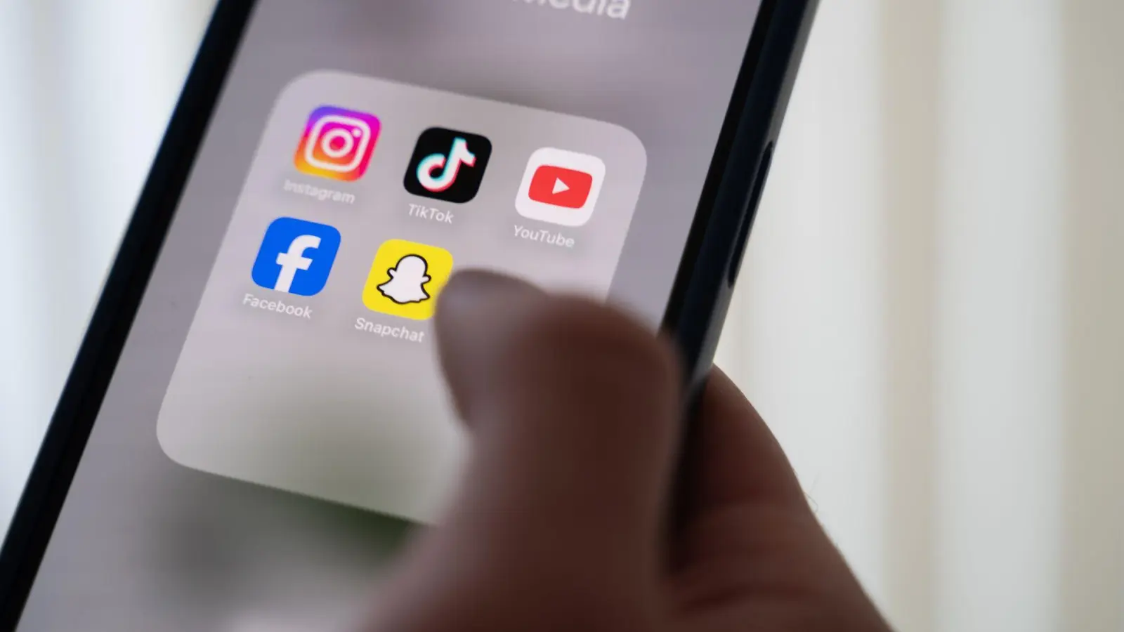 Tiktok, Instagram &amp; Co. für Kinder unter 14 Jahren verbieten? BLLV-Präsidentin Fleischmann hält diese Idee für nachvollziehbar, aber unrealistisch. (Symbolbild) (Foto: Alicia Windzio/dpa)