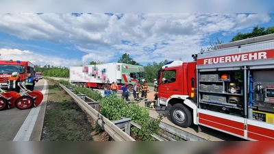 Der Sattelschlepper kam auf der Gegenfahrbahn zum Stehen, nachdem er die Mittelleitplanke durchbrochen hatte. (Foto: Franziska Brugger)