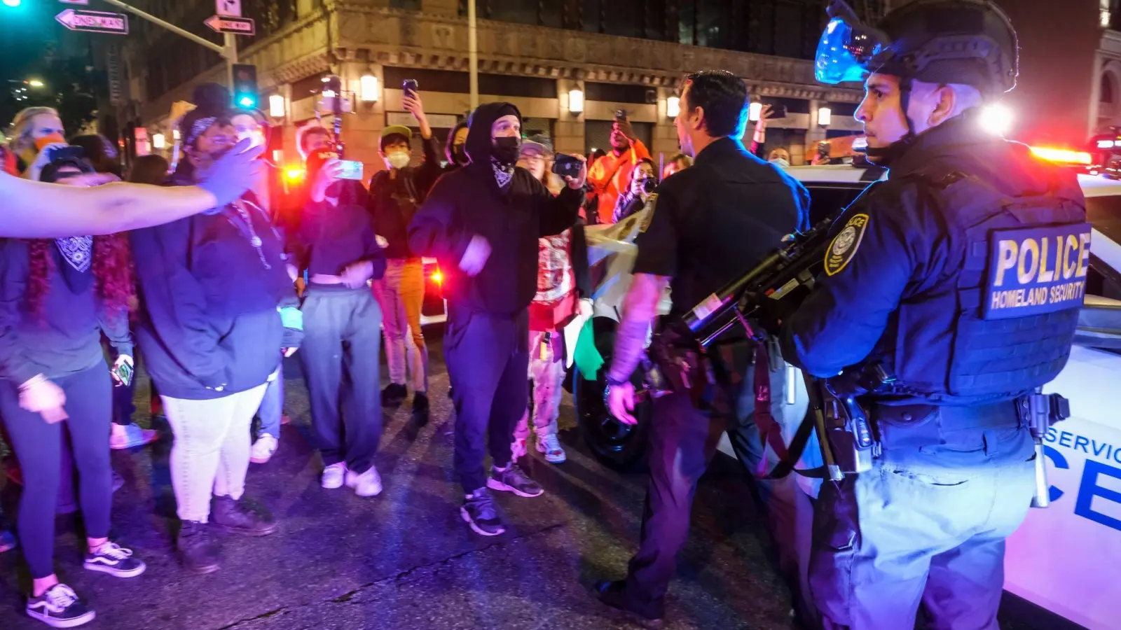 Demonstranten stehen in Los Angeles Polizisten gegenüber. (Foto: Ringo H.W. Chiu/FR170512 AP/dpa)