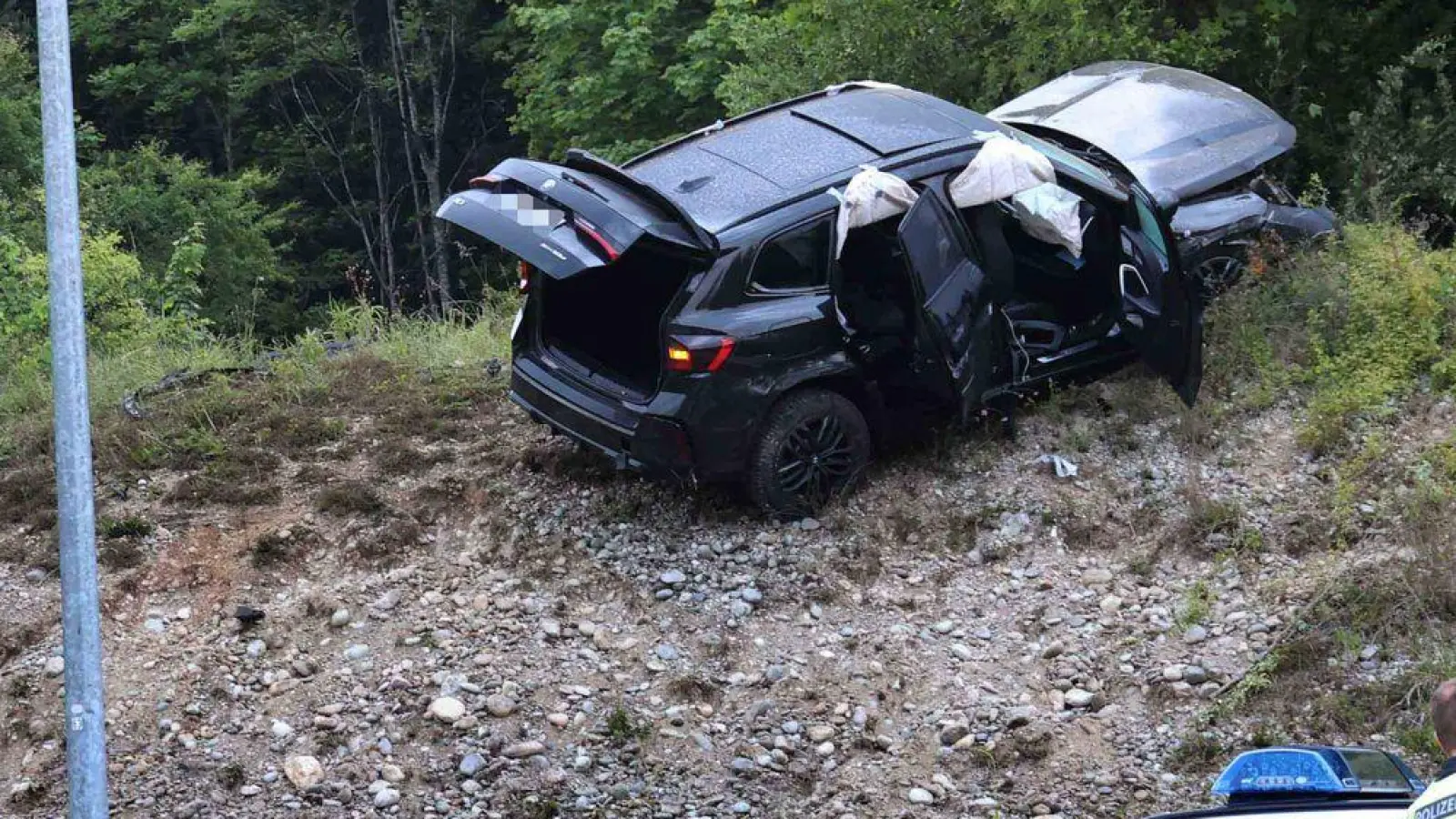 Die Flucht von drei mutmaßlichen Geldautomatensprengern aus Österreich endete mit einem Unfall in Bayern.  (Foto: Daniel Scharinger/APA/dpa)