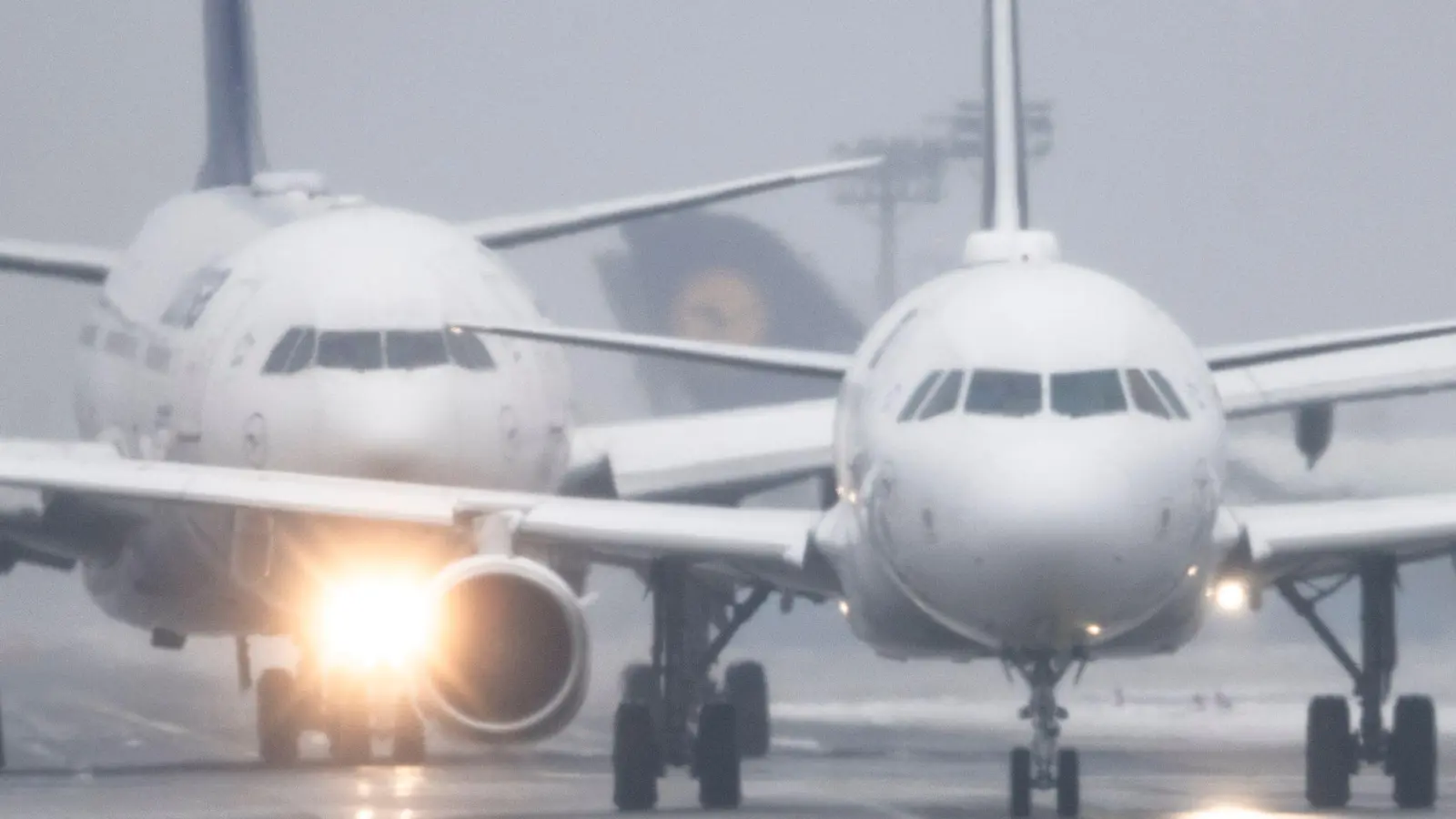 Bei der Lufthansa-Tochter City Airlines haben Kabinenbeschäftigte künftig die Wahl zwischen einer betrieblichen Altersvorsorge und einer Sofortauszahlung. (Symbolbild)  (Foto: Boris Roessler/dpa)
