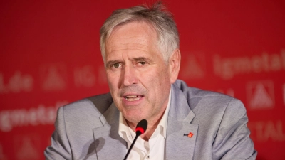 Die bayerische IG Metall mit Landeschef Ott fordert in schwieriger wirtschaftlicher Lage Standorttreue von den heimischen Unternehmen. (Archivfoto) (Foto: Georg Wendt/dpa)