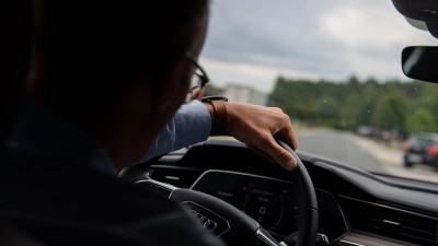 Längere Autofahrten sind herausfordernd für ADHS-Betroffene: Routenplanung, regelmäßige Pausen und Ablenkungsminimierung können helfen, Stress und Gefahren zu reduzieren. (Foto: Zacharie Scheurer/dpa-tmn)