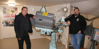 Filmemacher Ludger Pfanz (links) und der Vorsitzende des KulturKinos, Wolfgang Grebenhof, freuen sich auf das Beyond-Filmfestival. (Foto: Stefan Neidl)