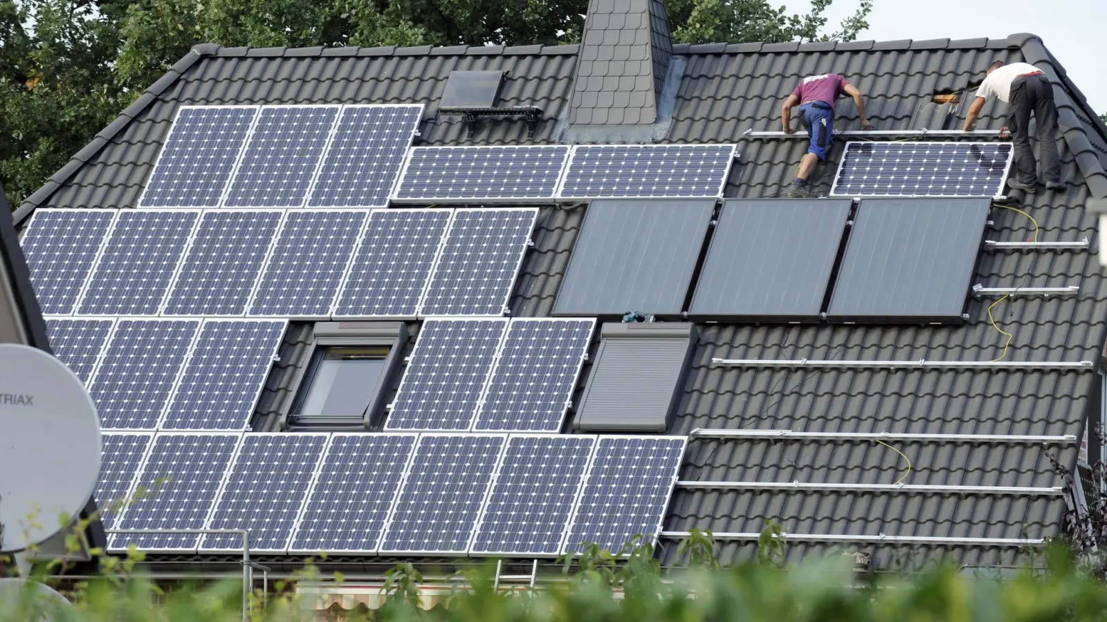 Privatpersonen ließen sich zuletzt deutlich weniger Solaranlagen installieren. (Archivbild) (Foto: Rainer Jensen/dpa)