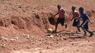 Leidenschaftliche Fußballer sind viele Kinder in Uganda. Bis vor Kurzem mussten sie sich in der vom Verein Kampala Kids getragenen Kids Hope School auf steinigem Terrain austoben. Doch jetzt haben sie ein ordentliches Spielfeld bekommen. (Foto: Wolfgang Grebenhof)