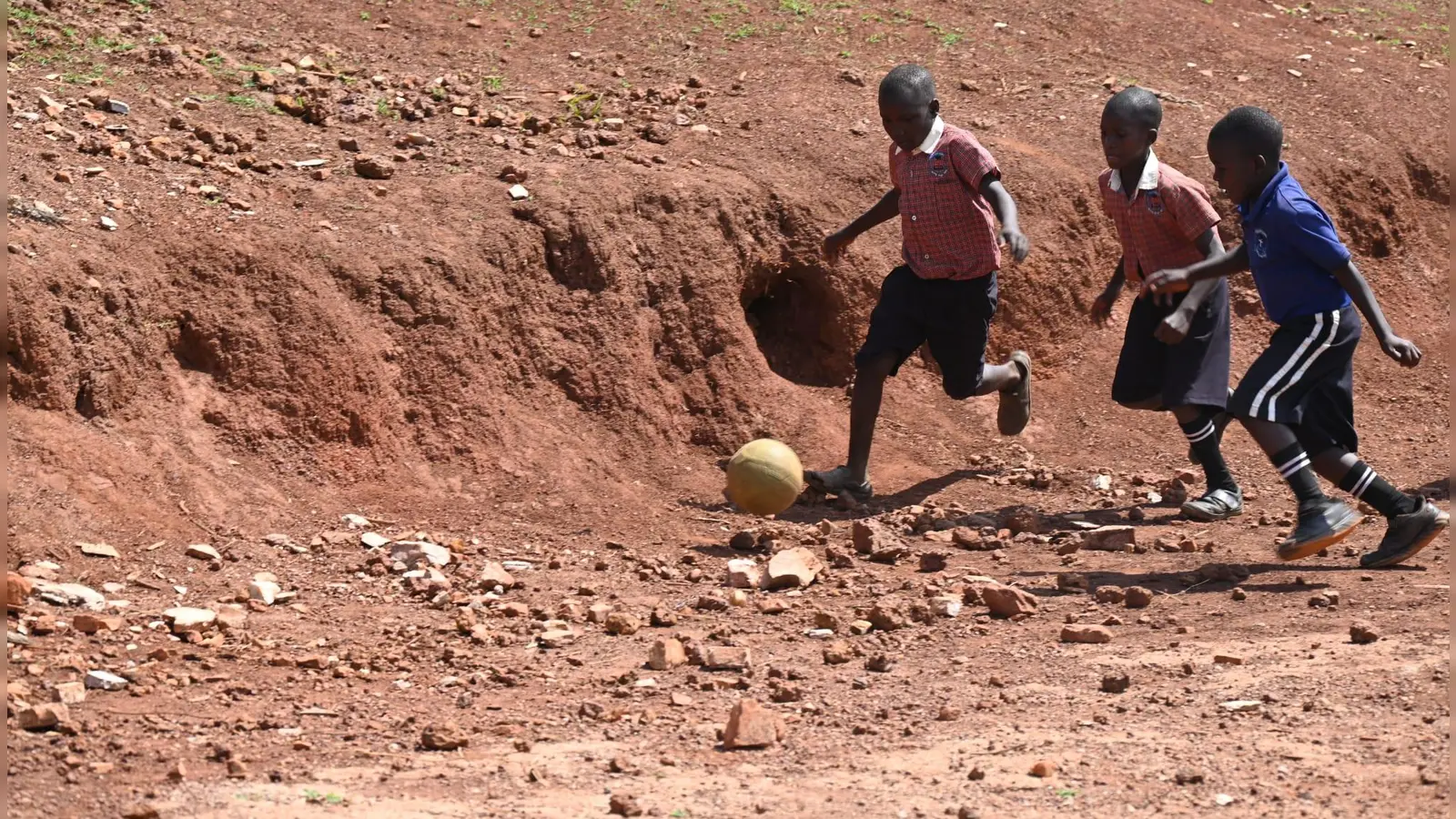 Leidenschaftliche Fußballer sind viele Kinder in Uganda. Bis vor Kurzem mussten sie sich in der vom Verein Kampala Kids getragenen Kids Hope School auf steinigem Terrain austoben. Doch jetzt haben sie ein ordentliches Spielfeld bekommen. (Foto: Wolfgang Grebenhof)