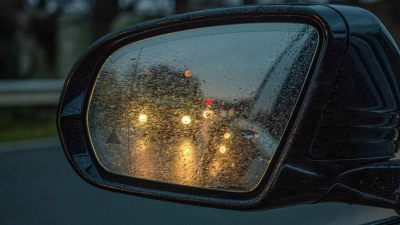 Bei der Aktion wird die Fahrzeugbeleuchtung kontrolliert. (Symbolbild) (Foto: Mohssen Assanimoghaddam/dpa)