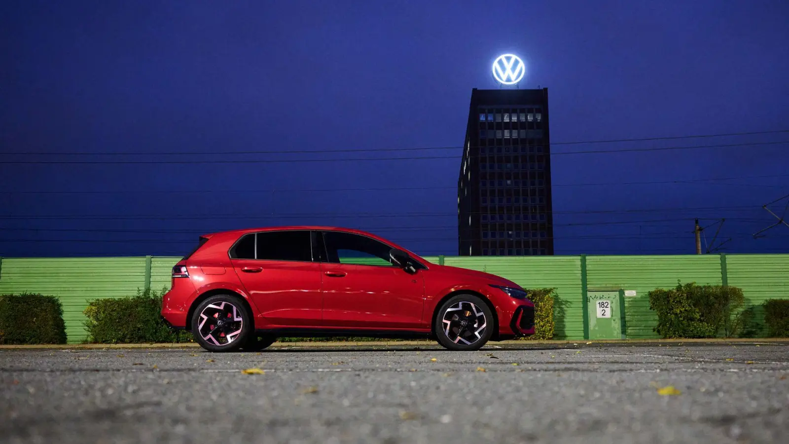 VW hat im dritten Quartal tiefrote Zahlen geschrieben. (Foto: Julian Stratenschulte/dpa)