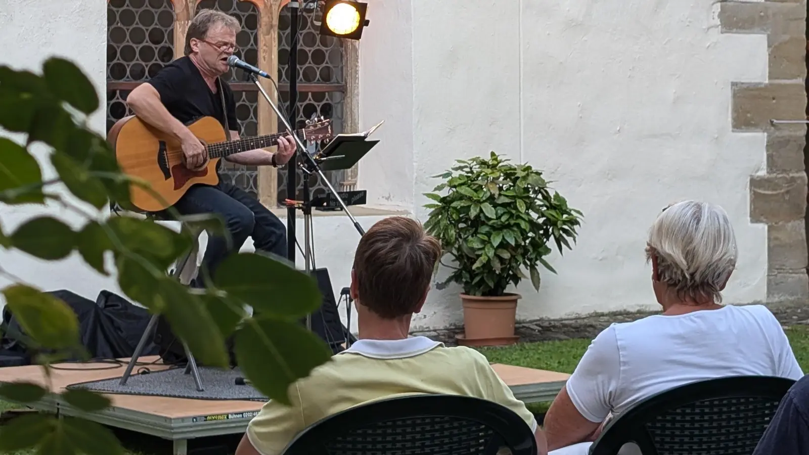Eddy Danco eröffnet in diesem Jahr den Kultursommer im RothenburgMuseum. Mit im Gespäck hat der Sänger, Musiker und Entertainer sein Programm „From Raglan Road to Streets of London – Irische, schottische und andere Lieder“. (Archivbild: RothenburgMuseum)