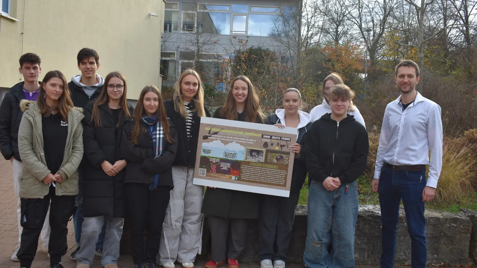 Das P-Seminar von Timo Hemmerich gestaltet einen Gewässerlehrpfad entlang der Zenn in Neuhof. (Foto: Ute Niephaus)