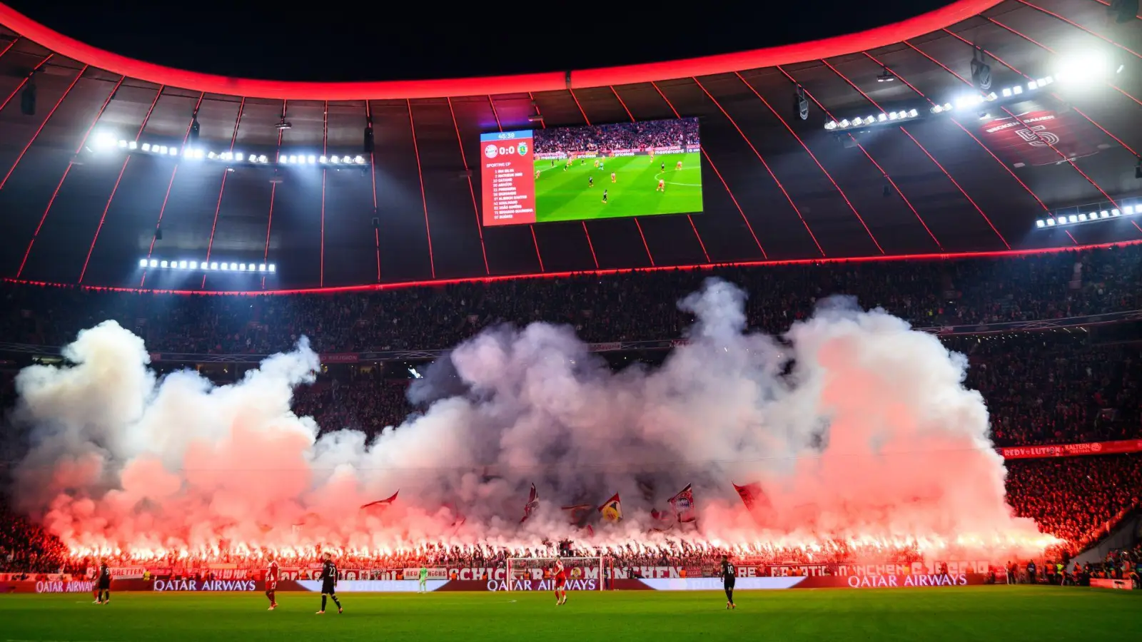 Nach der Pause zündeten die Bayern-Fans in der Südkurve massiv Pyrotechnik.  (Foto: Tom Weller/dpa)