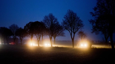 Mystische, aber gefährliche Stimmung: Gerade in der dunklen Jahreszeit steigt die Gefahr am Steuer von den Lichtern anderer Fahrzeuge geblendet zu werden. (Foto: Julian Stratenschulte/dpa/dpa-tmn)