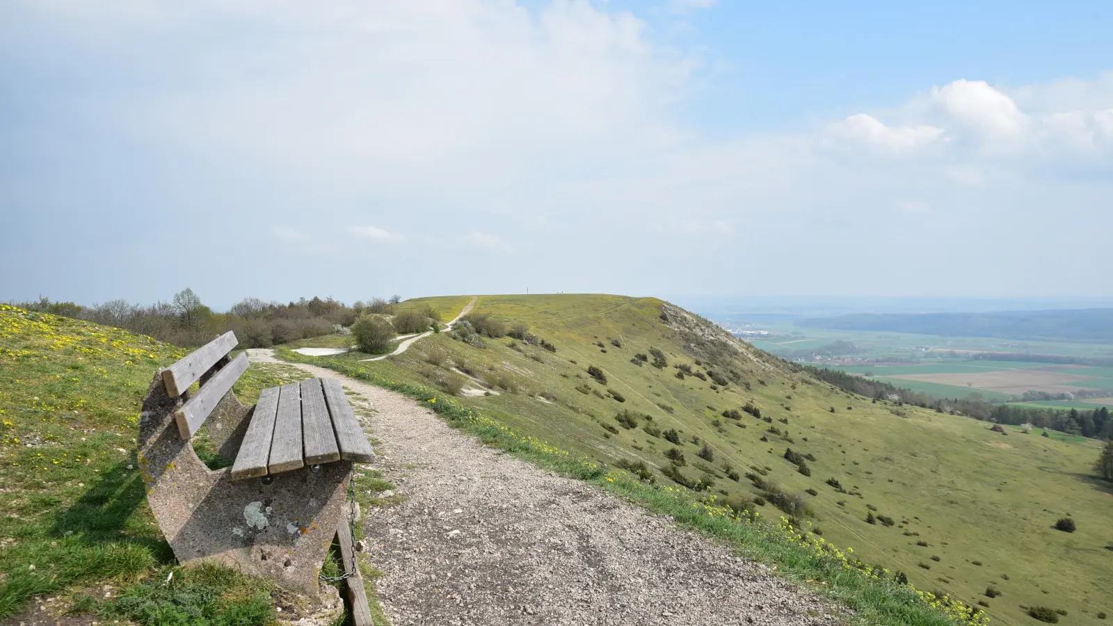 Eine Sitzbank mit tollem Ausblick: Von der Osterwiese auf dem Hesselberg aus sind einige Rundwege möglich. (Foto: Manfred Blendinger)