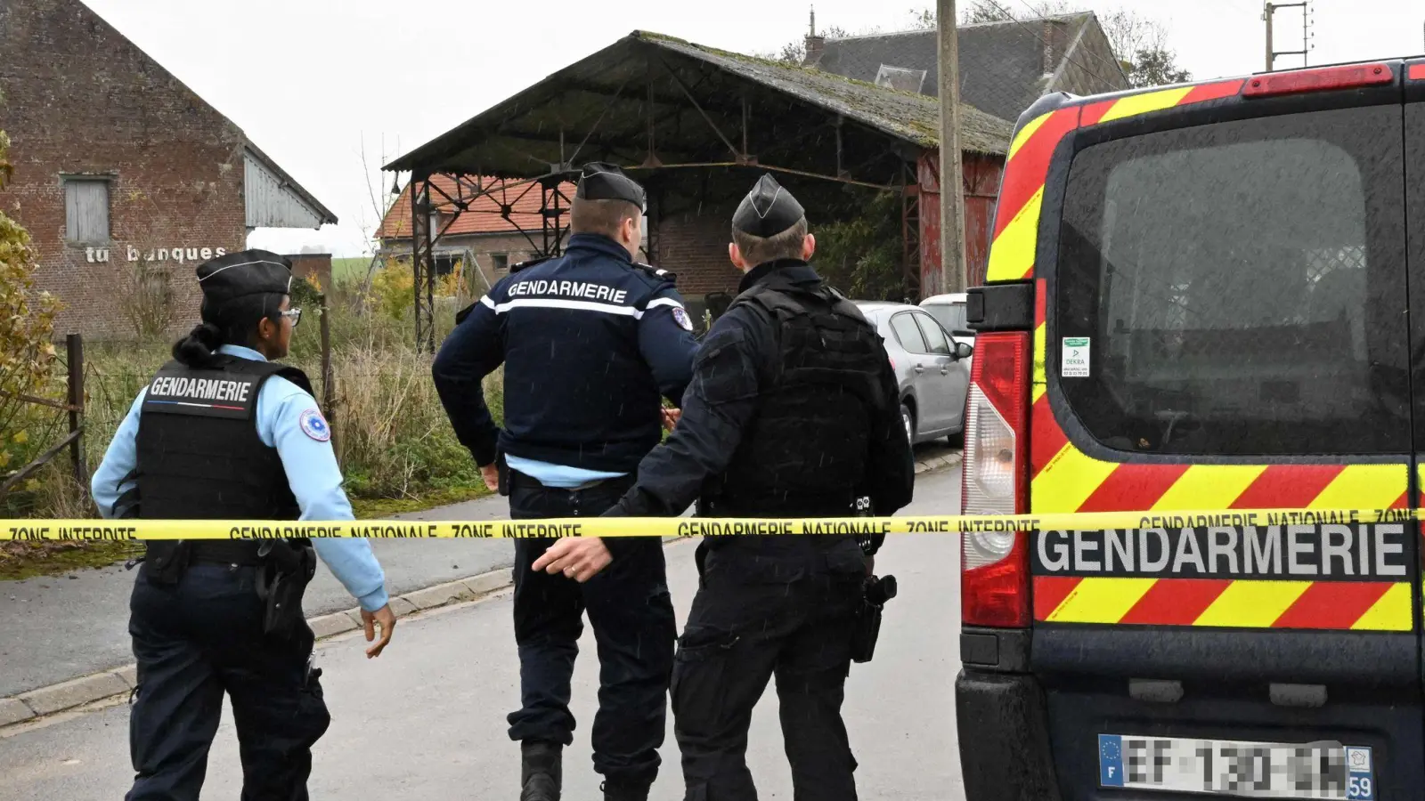 Gendarmen hinter einer Absprerrung in Bullecourt, wo ein Finanzbeamter bei einer Betriebsprüfung erstochen wurde. (Foto: Francois Lo Presti/AFP/dpa)