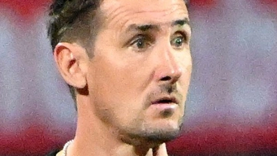 Endlich Sieger: Miroslav Klose sah seine Mannschaft lange vergeblich anrennen. (Foto: Jens Niering/dpa)