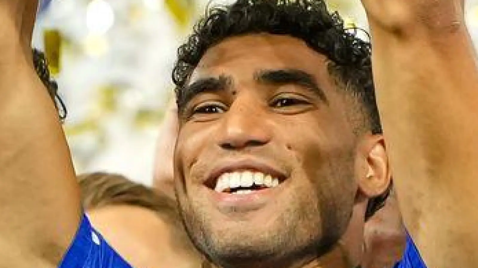 Achraf Hakimi von PSG reckte den Pokal als Supercup-Sieger in die Höhe. (Foto: Darko Bandic/AP/dpa)