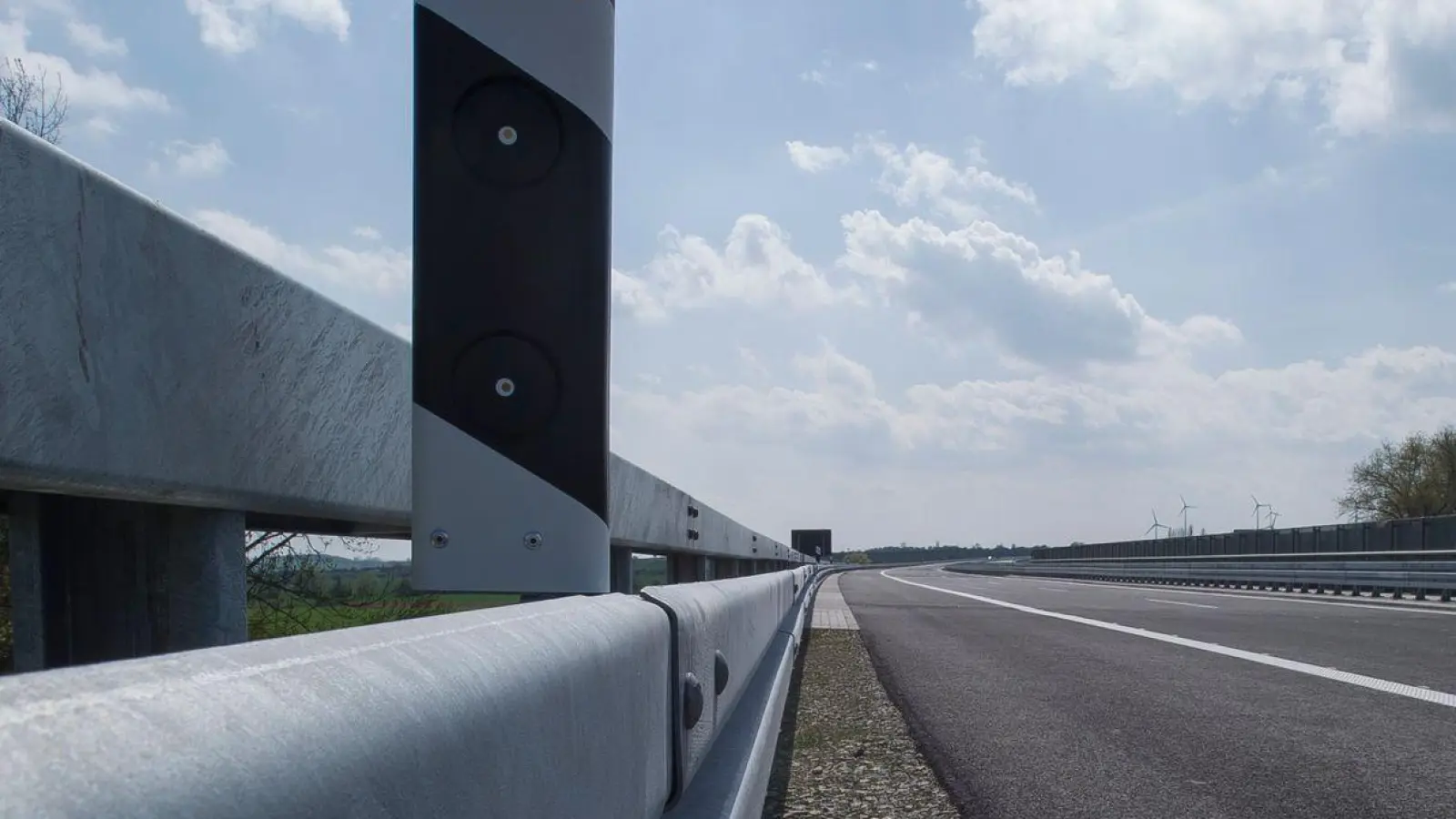 Etwa 20 Meter weit fuhr der 18-Jährige wegen Sekundenschlafs auf der Leitplanke der B13 im Raum Oberdachstetten.  (Symbolbild: Carsten Rehder/dpa)