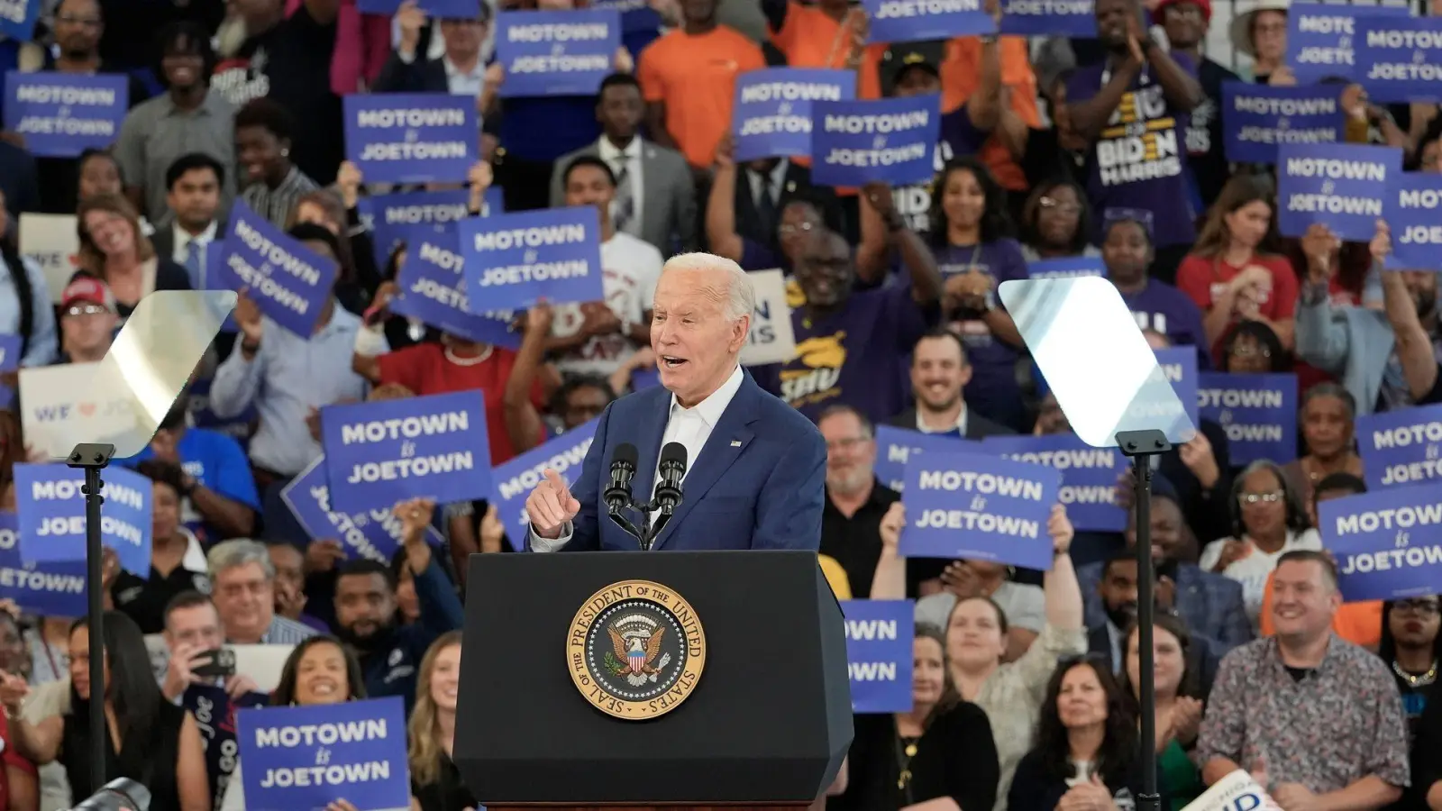 US-Präsident Joe BIden hat sich bei einem Wahlkampfauftritt in Detroit weiterhin keine Selbstzweifel anmerken lassen. (Foto: Carlos Osorio/AP/dpa)